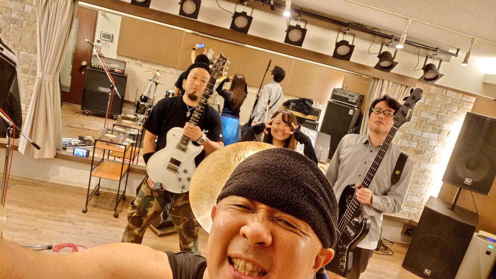 D_Atsuuuuuuuu69's tweet photo. Volume-8、リハでした!
ドカドカやってきたぜ!!
スカっとした!!
今日は、皆、良い感じだったなー!
しっかし中尾くん面白いなーw
最高!!w
#volume8 https://t.co/mINjLuo4G4
