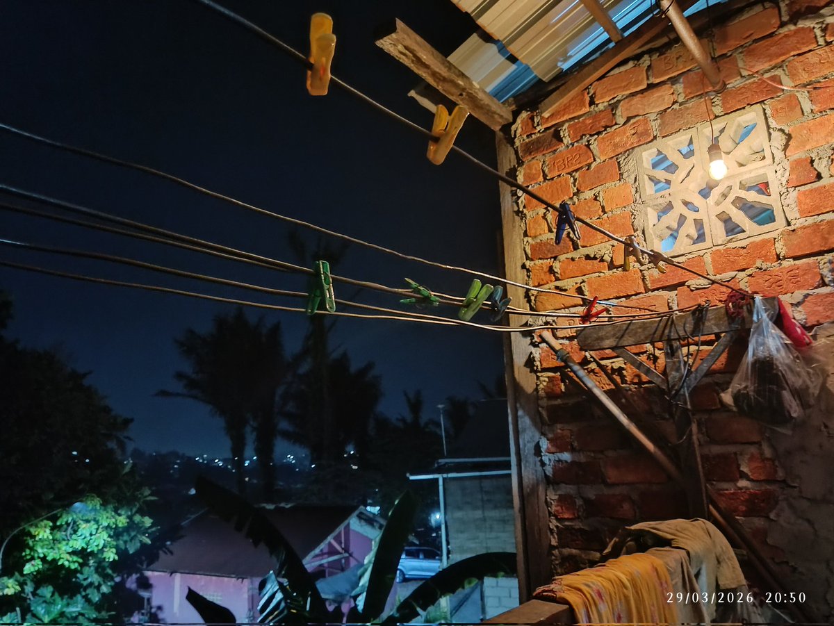 Squades_'s tweet photo. Modal lampu warna kuning gini. Jemuran mirip kape kape an 🤣 
Apakah aku harus buka loker barista https://t.co/m5sItVRdnW