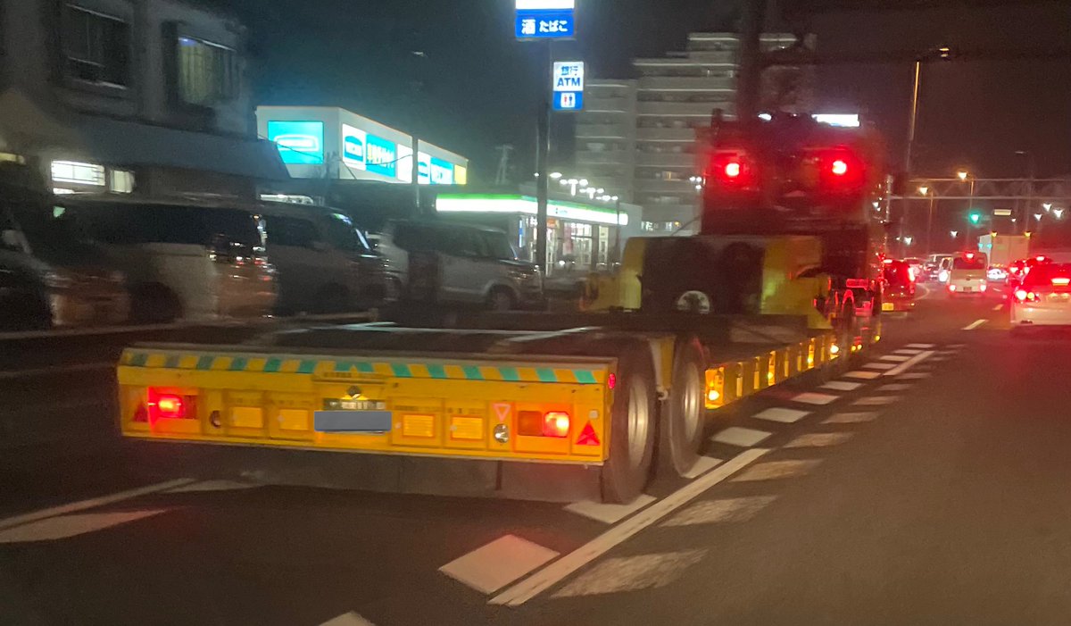 二桁ナンバーの2軸16輪の低床トレーラー
最大積載量60トンとかいう免罪符必須の無敵仕様
かっちょええー