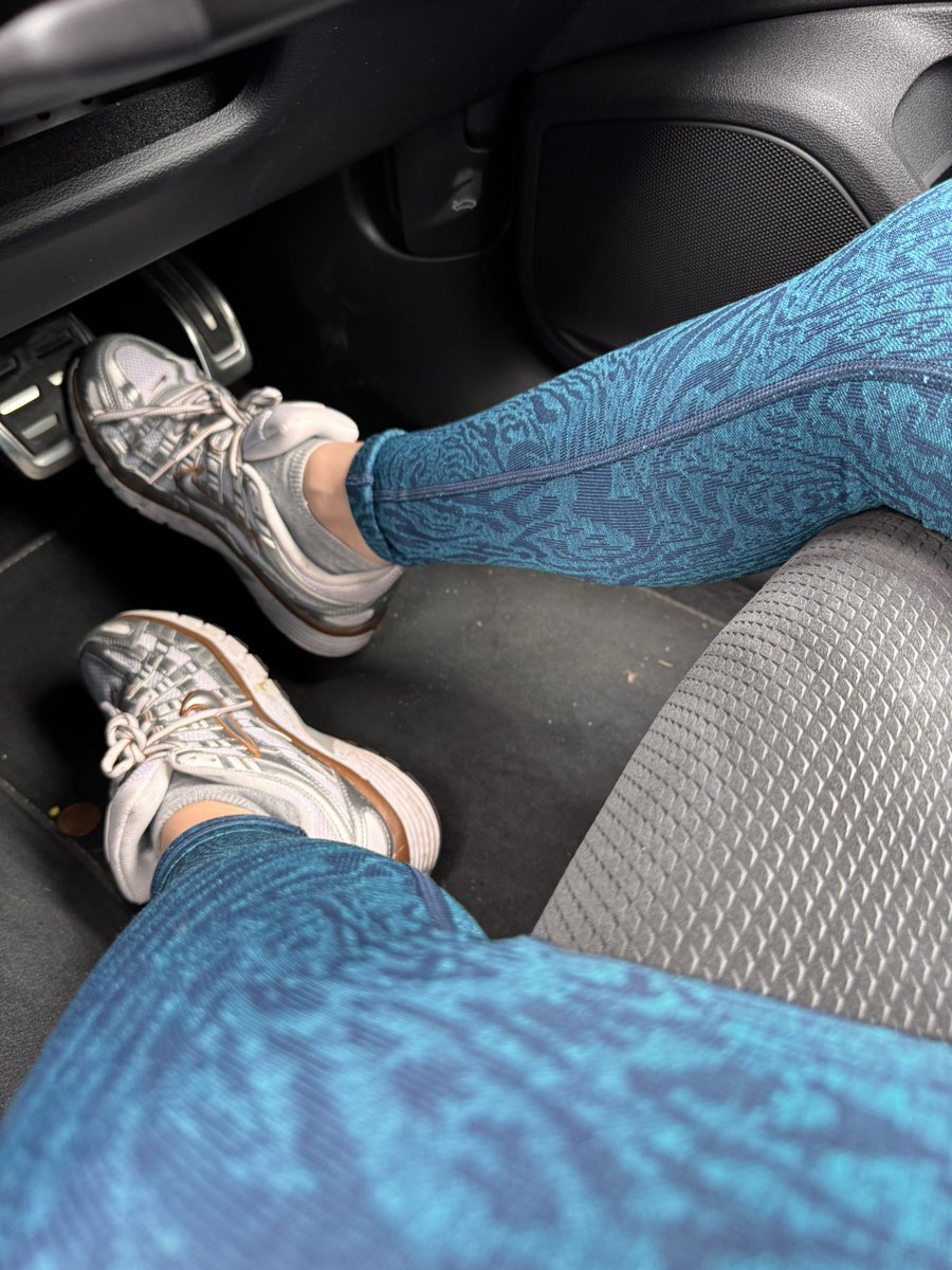 Smell my stinky gym feet 🦶