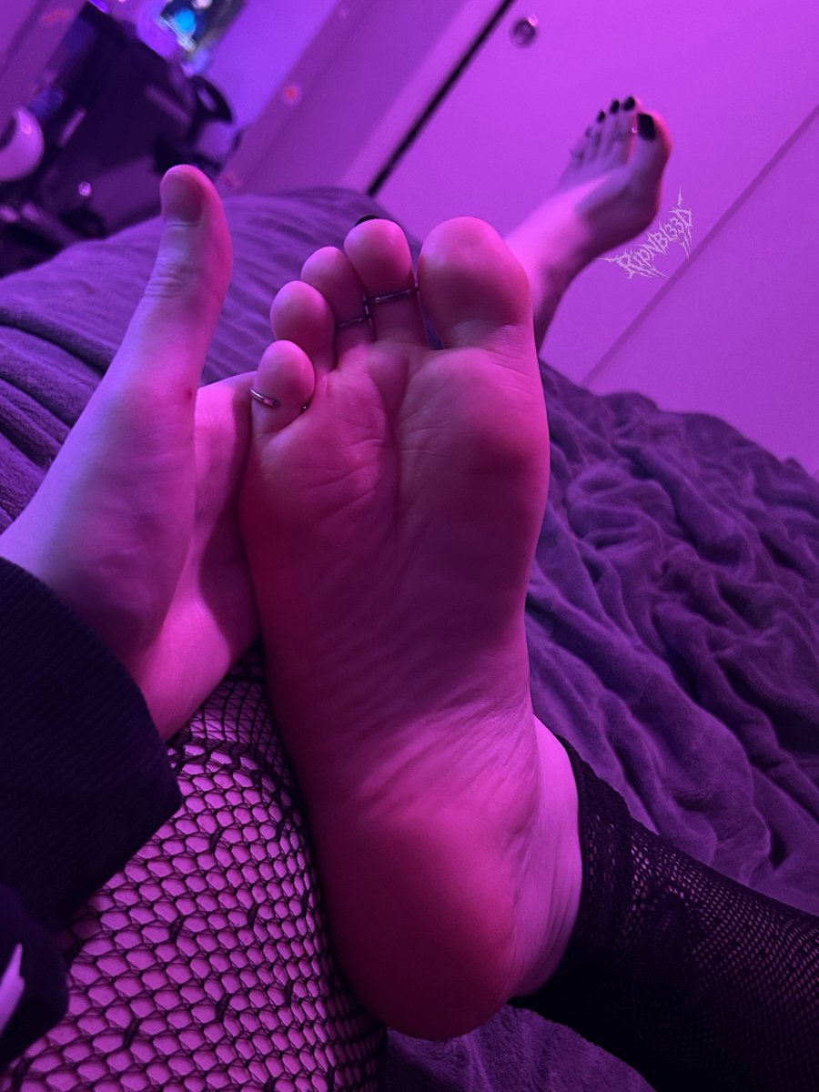 Kiss my wrinkles and each lil toe 🥰

Treat my soles better than you’ve treated anyone in your life 💅🏻

They deserve your attention and upmost respect 🤭

So be a good bitch and mwah mwah mwah on the pretty brats paws 🩷🖕🏻