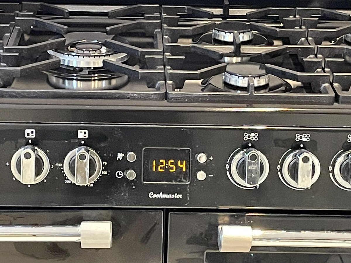 HenninghamDavid's tweet photo. The actual time is 13:54, but it’s a challenge changing the time on the cooker. May leave it it it’s correct in October 😂😂
#clockschange https://t.co/tBzbyy73dq