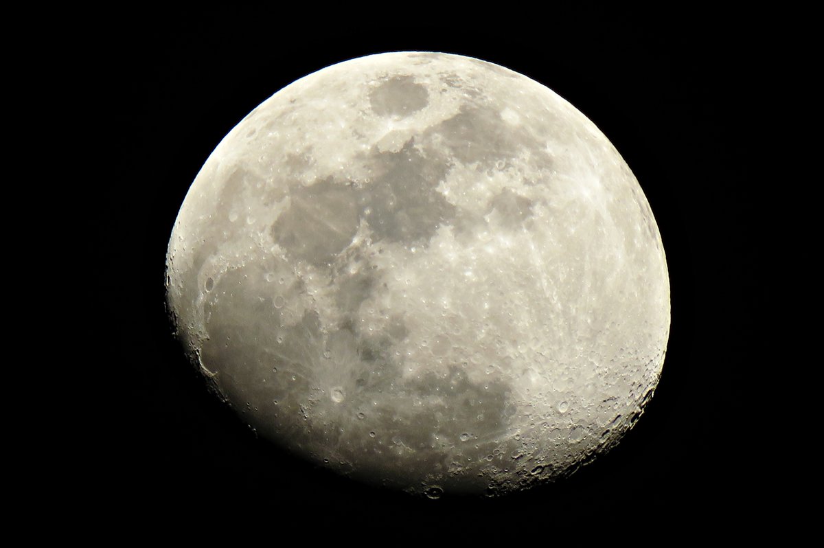 #今日の月 #月 #空ネット #星空 #こんばんは
#Pentax K-5(1～2枚目）#Canon SX60 HS（3枚目)
月齢：10.4
撮影：19:20～
東南東、高度50度くらい？にあったの月。少し雲越しでした。
1－月の下にぽつんとある星は獅子座のレグルス。
2－月(7.5ｘ）＋トリミング
3－月（デジタルズーム込み85X）+※