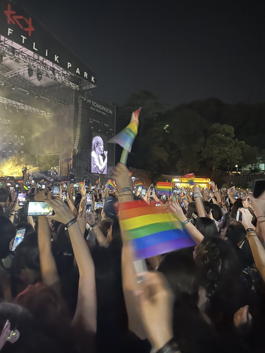 haroldishabit's tweet photo. this was my louis show in a HOMOPHOBIC COUNTRY so yeah if you think bringing pride flags to a louis show is disrespectful YOU are the problem https://t.co/TnOsrSWGzU