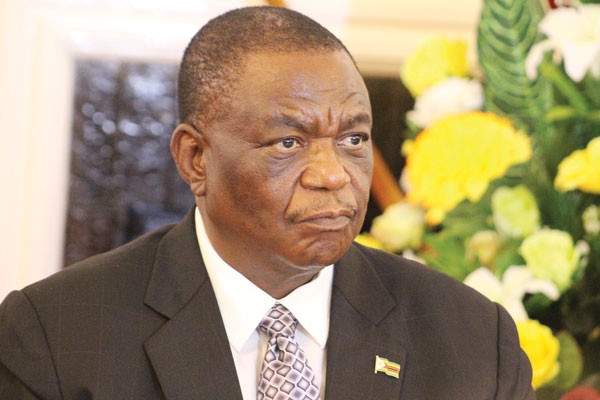 thestandardzim's tweet photo. 🔵Vice President Constantino Chiwenga has warned the ruling Zanu PF politburo that plans to amend the constitution to extend President Emmerson Mnangagwa’s term without a referendum carry significant political risk
https://t.co/wpTqQnDSDz https://t.co/McP19YD28x