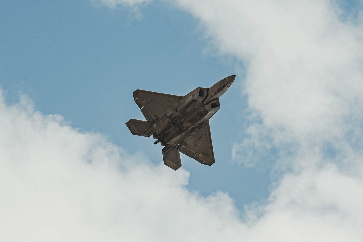 🇺🇸 The F-22 Raptor is still the undisputed king of the skies ...