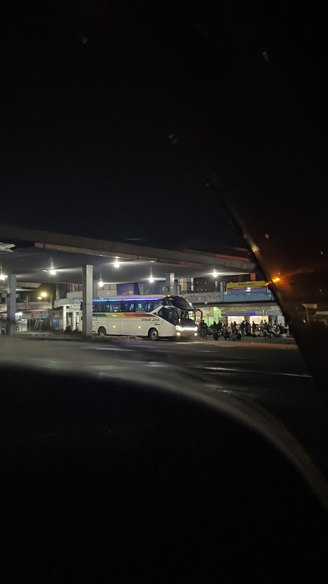 catpawder's tweet photo. tiket jam setengah 5 sore, bis diprediksi sampe jam 10 malem jinkkk
plisss adain lagi kereta sampe bna kek, ya Allah gakuat bgt pake bis ihh bintang 0 mengecewakan parahh
kalian yg dapet kerjaan mapan tanpa merantau harus bgt bersyukurr guys, gaenak bgt demi 😭 https://t.co/yIwiupcbRs