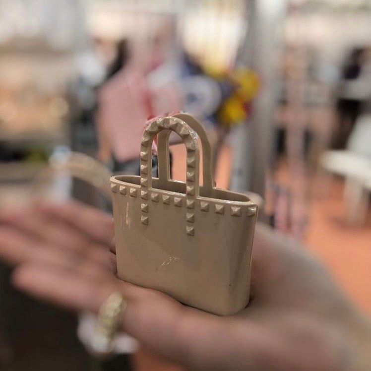 carmensolitaly's tweet image. Turn up the charm with Carmen Sol’s jelly bags charms! Vibrant hues and vegan beauty. #CarmenSol #StyleCrush #EcoFriendlyLiving #VeganChoice