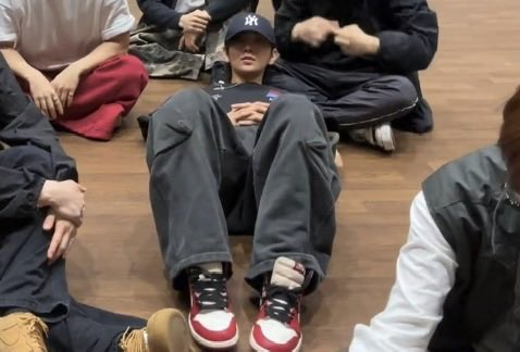 hjszones's tweet photo. joshua’s different sitting position this live 😂 https://t.co/fUniLLdh6D