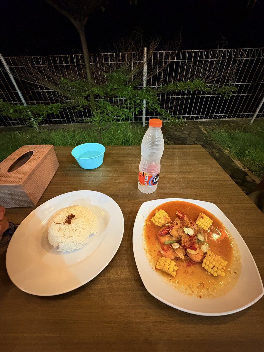 GreenRangerrr's tweet photo. udah lama banget ga me time kek gini. 
nemu resto pinggir pantai yg lumayan nyaman tempatnya, but not the food https://t.co/KMjVzSVCa5