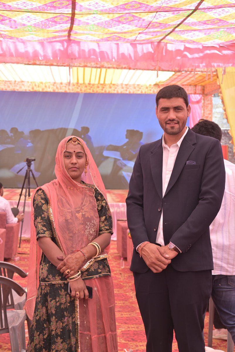 आज गाँव बुड़सू (तह.मकराना,ज़िला:-डीडवाना-कुचामन)में एक नयी और बहुत अच्छी स्कूल बचपन स्कूल का शुभारंभ हुआ है ।इस शुभअवसर पर मुझे भी विद्यालय परिवार की तरफ़ से मान-सम्मान दिया गया उसके लिए विद्यालय परिवार आपका बहुत बहुत आभार 🙏🏻
माँ सरस्वती की कृपा आप पर बनी रहे 🙏🏻
ShivRaj Choudhary