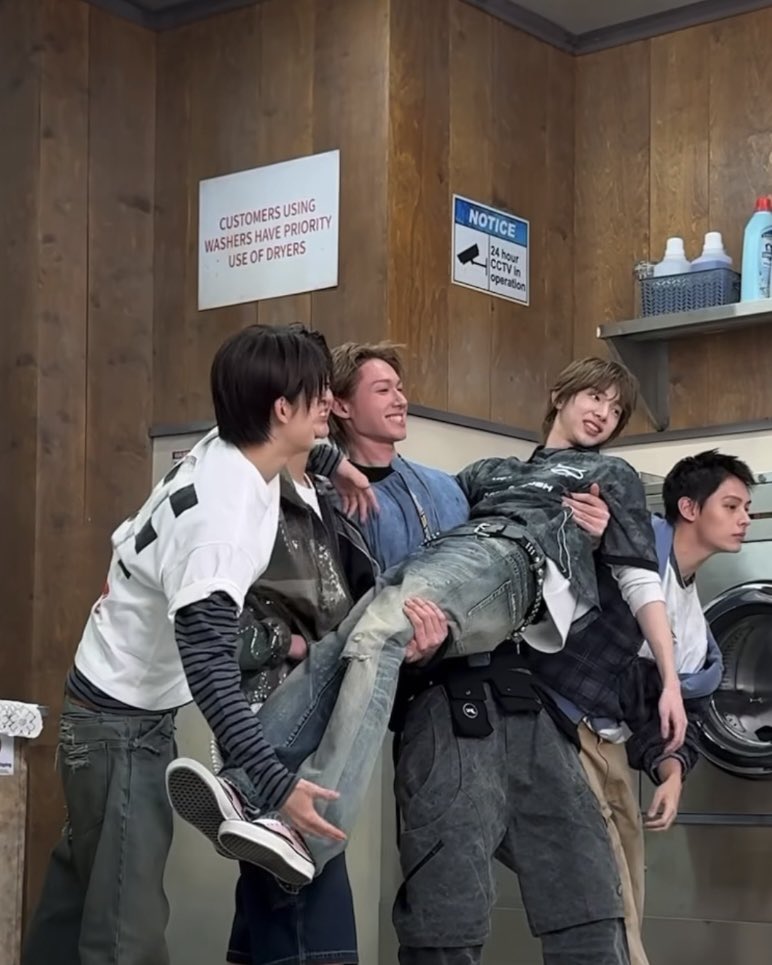 kenapa ed mukanya merah banget..... maksud gw.... kayak.... oke?? SALTING YA BISA GENDONG SI NTIK DI DEPAN UMUM??? hmmdndns aduh apasih aku gak bisa berhenti senyum" 😭😭 terus kayak kenapa muka jju kayak yolo banget sih??? 😭😭 udah biasa ya digendong sm ed?? 😭😭