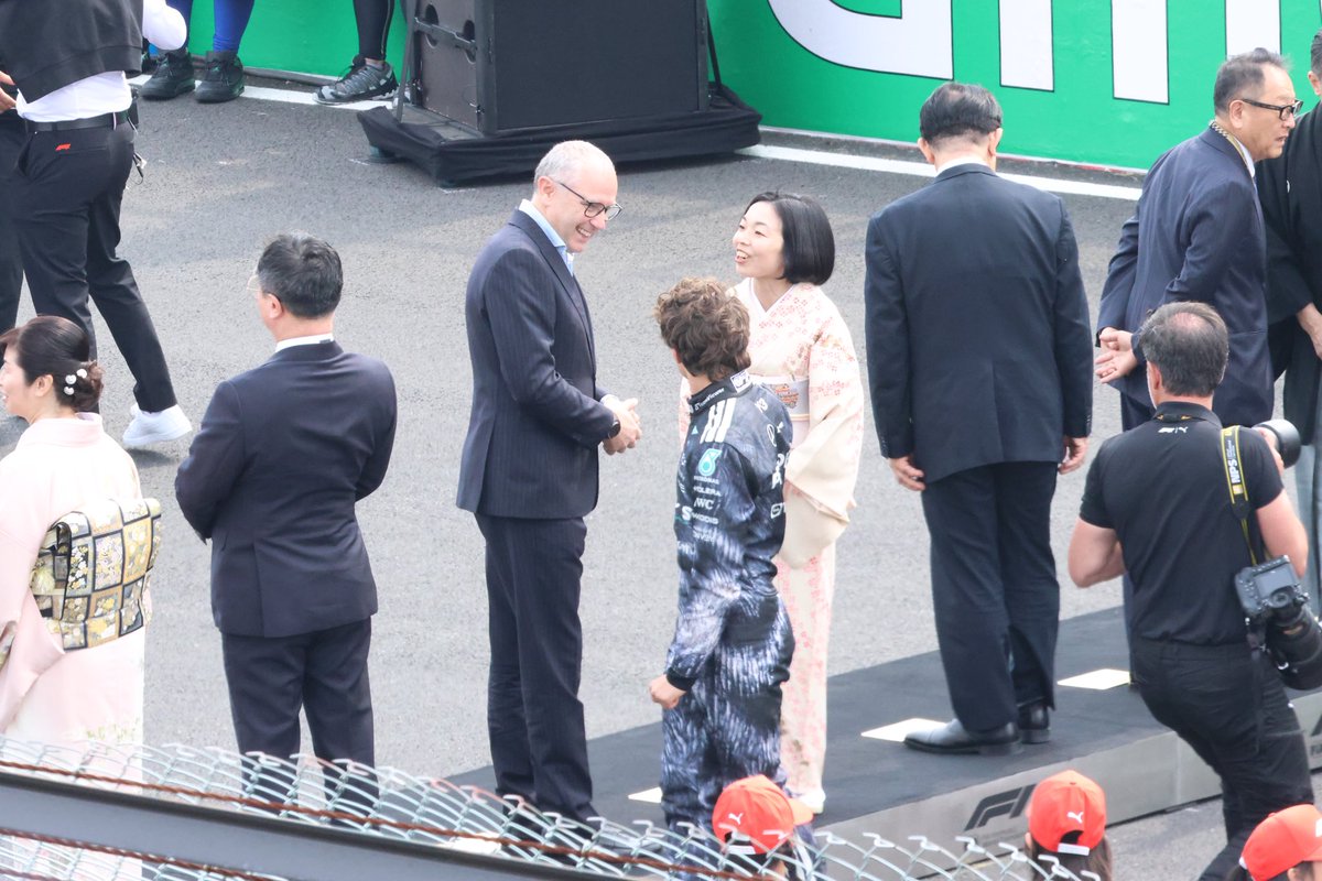 オープニングセレモニー前の一幕🌸

おじいちゃんに久々に会った孫的な距離感なキミとドメニカリさんにキュンし、どんな話の展開で彬子様にお声掛けしたのかがわからなすぎて『えーー？！』ってなったやつおいとく。
#F1jp