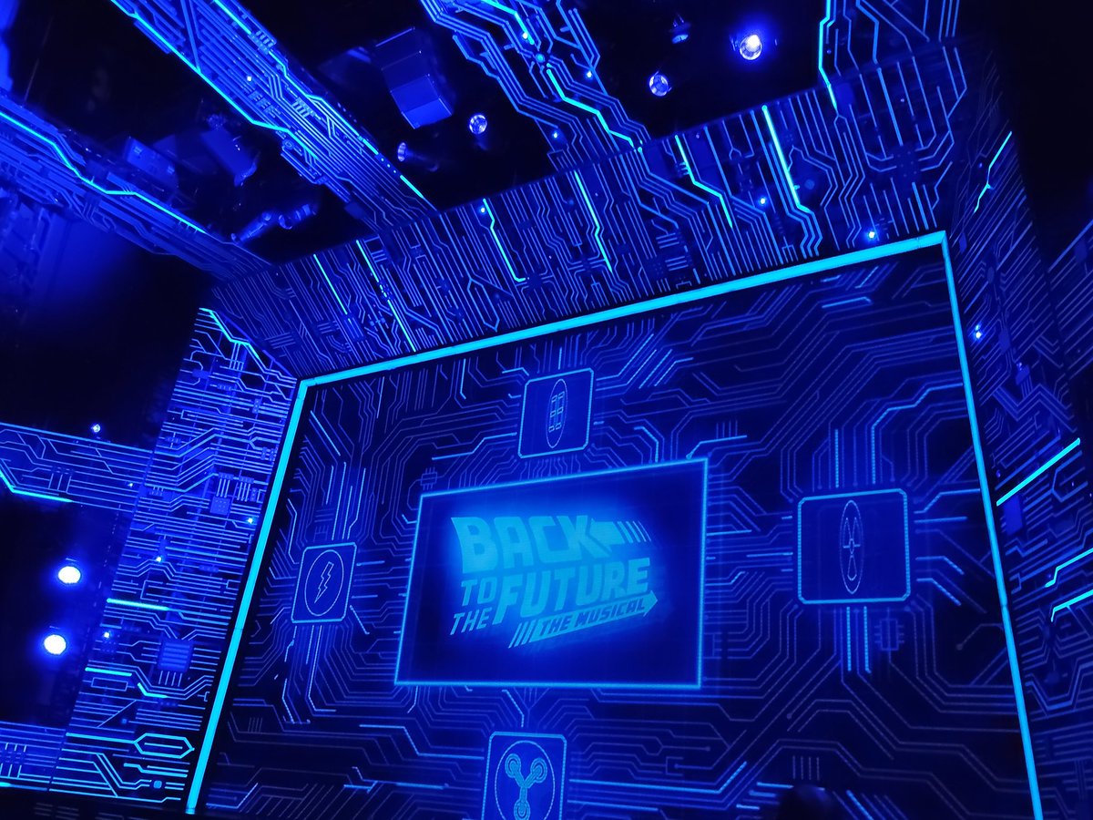 バックトゥザフューチャー
見てきた☺️舞台装置が凄すぎてびっくりだったし！映画に忠実に頑張って作っていて楽しかった〜✨✨厳しめ家族も面白かったと言ってて良かった〜