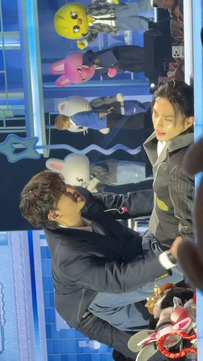 각도만 돌렸는데 더 불미스러운 것 같고