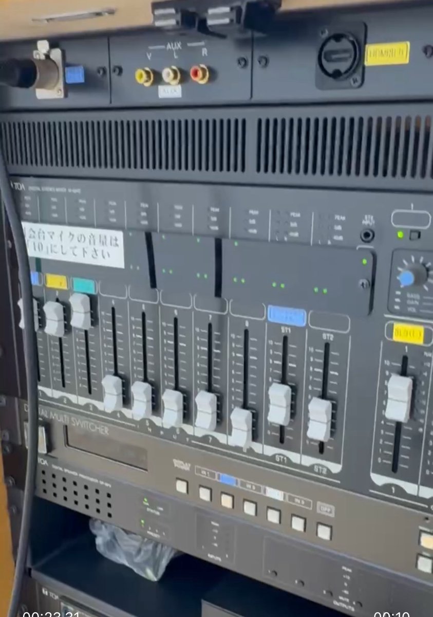 会場設備
前方上部　L＆Rスピーカー2台

ワイヤーレスマイク　3本
うち1本ピンマイク

ワイヤーレスマイクとは別に
有線マイク1本　（マイク端子1個）

ただし、2本同時に使うと
ハウリングすると注意書きあり

テストしたら
実際にハウリングした。

フラの先生のピンマイクは厳しいかな💦