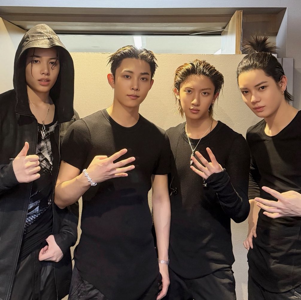 titi ♰ tweet media