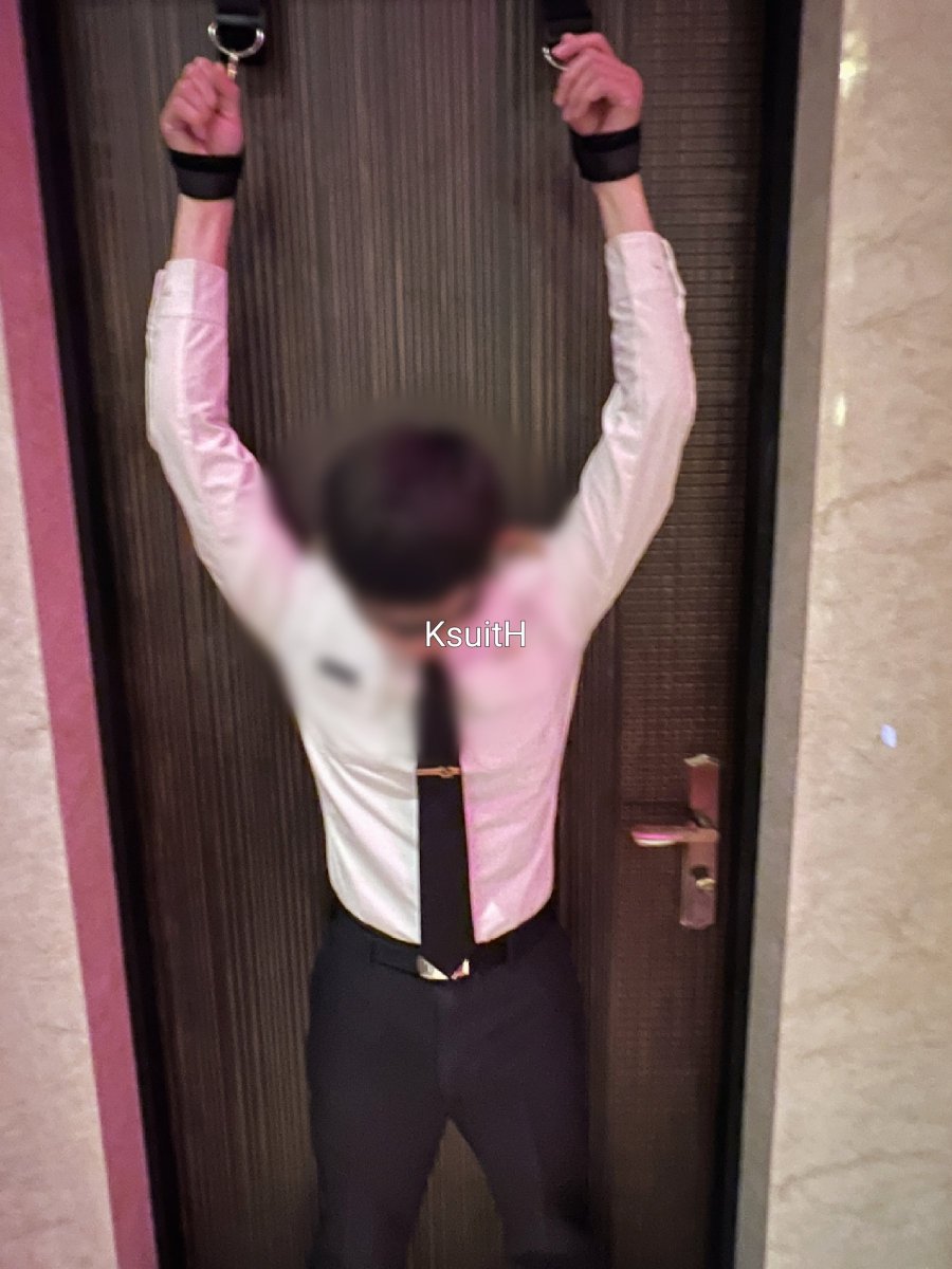 KHsuit tweet media