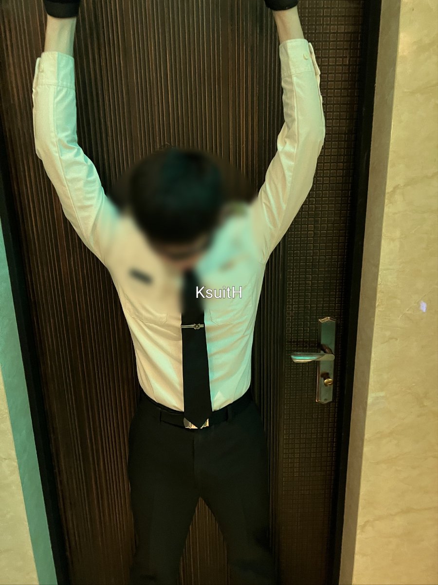KHsuit tweet media