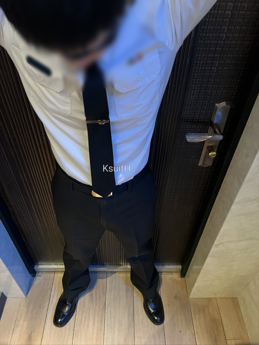 KHsuit tweet media