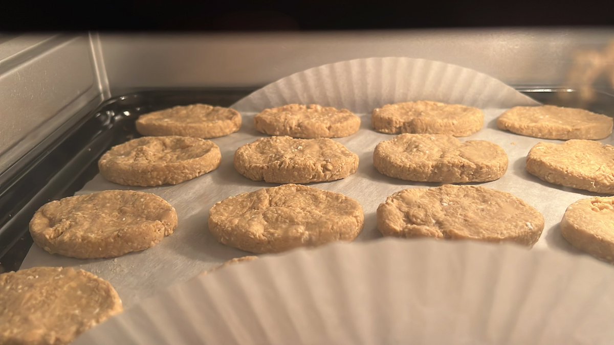 아빠 내일 출근이라
후딱 쿠키 만드는중

모양도 못찍엇서 ㅋㅋ큐ㅜㅜㅜ