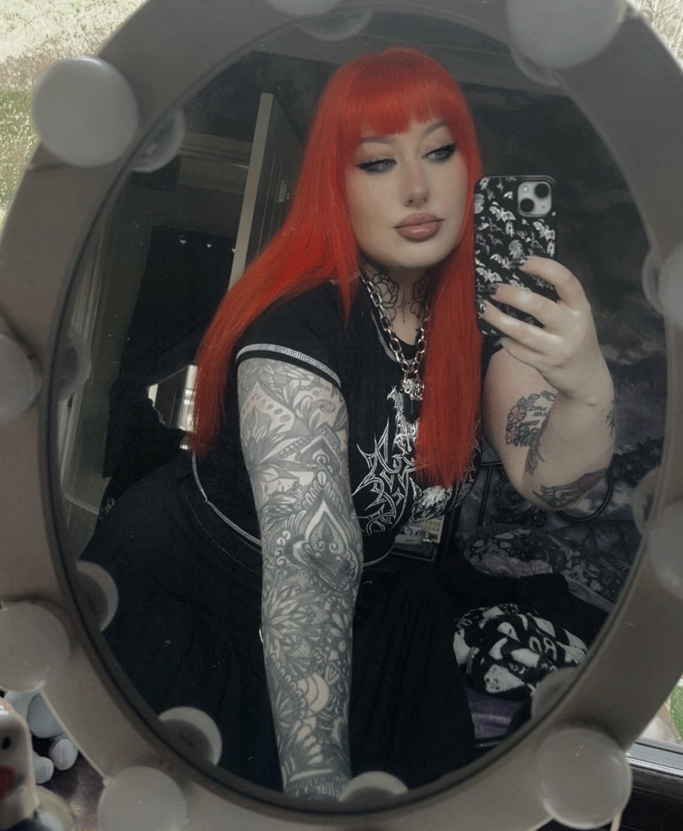 𝓩𝓸𝓮 🎃 tweet media