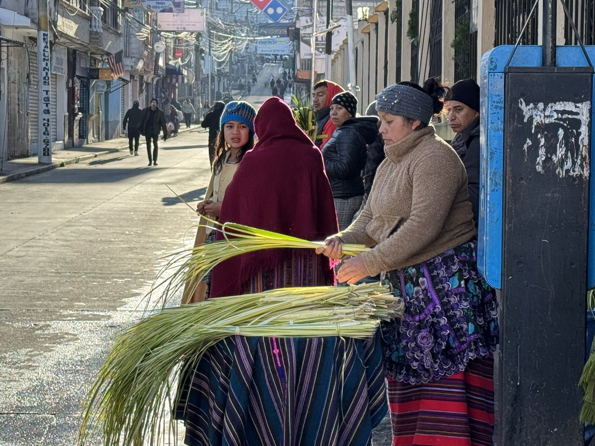 alberto_chaclan's tweet photo. Las bajas temperaturas de este domingo de Ramos no es un impedimento para que la feligresía católica pueda acudir al cortejo procesional de Ramos, el cual estará recorriendo las principales calles y avenidas de la cabecera departamental de #Totonicapán. 

@EmisorasUnidas @EU_Xela https://t.co/8TmnkwnLvE