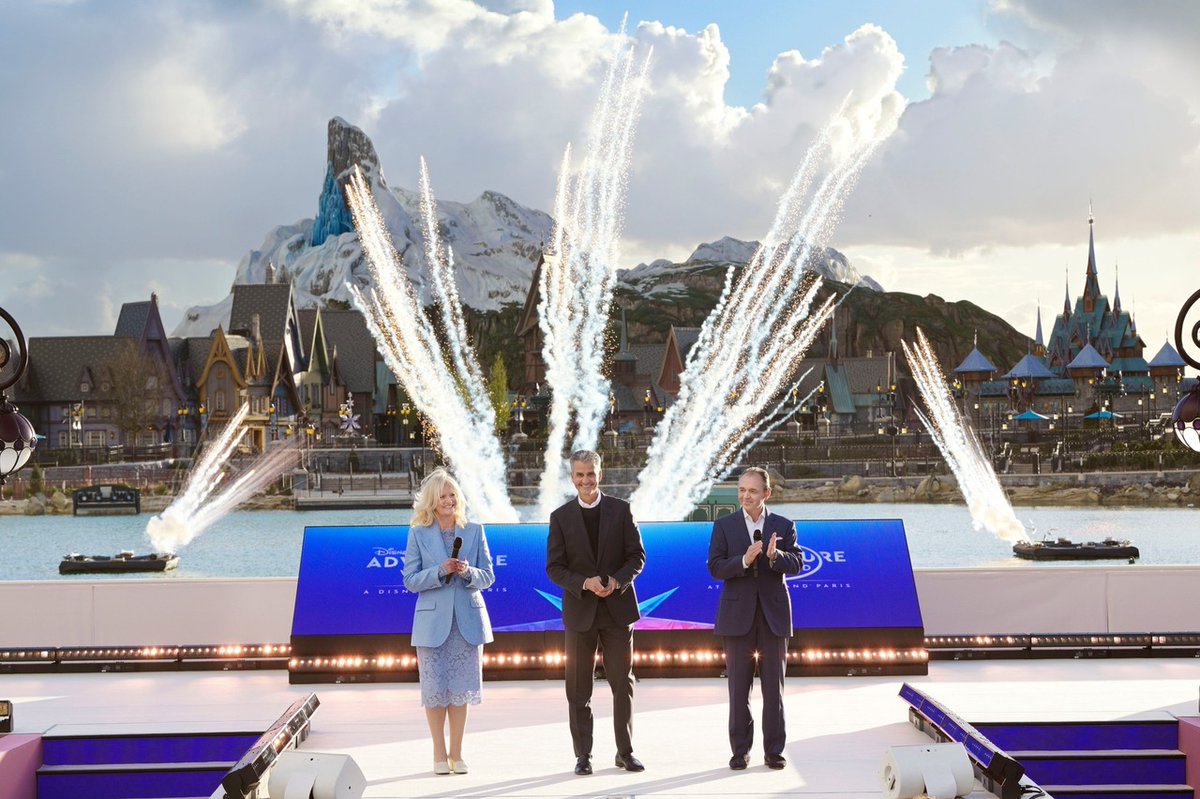 4chipandcompany's tweet image. Natacha Rafalski, Présidente of Disneyland Paris, Thomas Mazloum, Chairman of Disney Experiences, and Josh D'Amaro, CEO of The Walt Disney Company, officially inaugurate Disney Adventure World, the second newly reimagined park at Disneyland Paris 🥳✨

#DisneyAdventureWorld #Di…