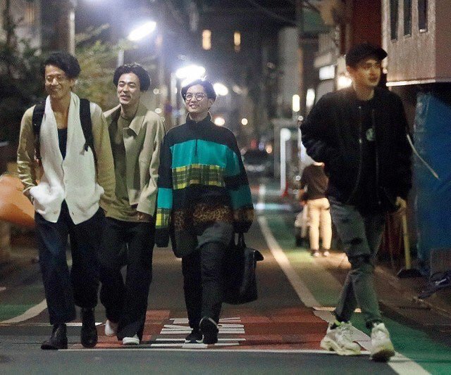 tanatana5252's tweet photo. 小栗旬と成田凌と千葉雄大と瀬戸康史が一緒に飲んでたのまじでエモすぎる……呼ばれたい金はいくらでも払うので...!! https://t.co/0fhkxiOEC1