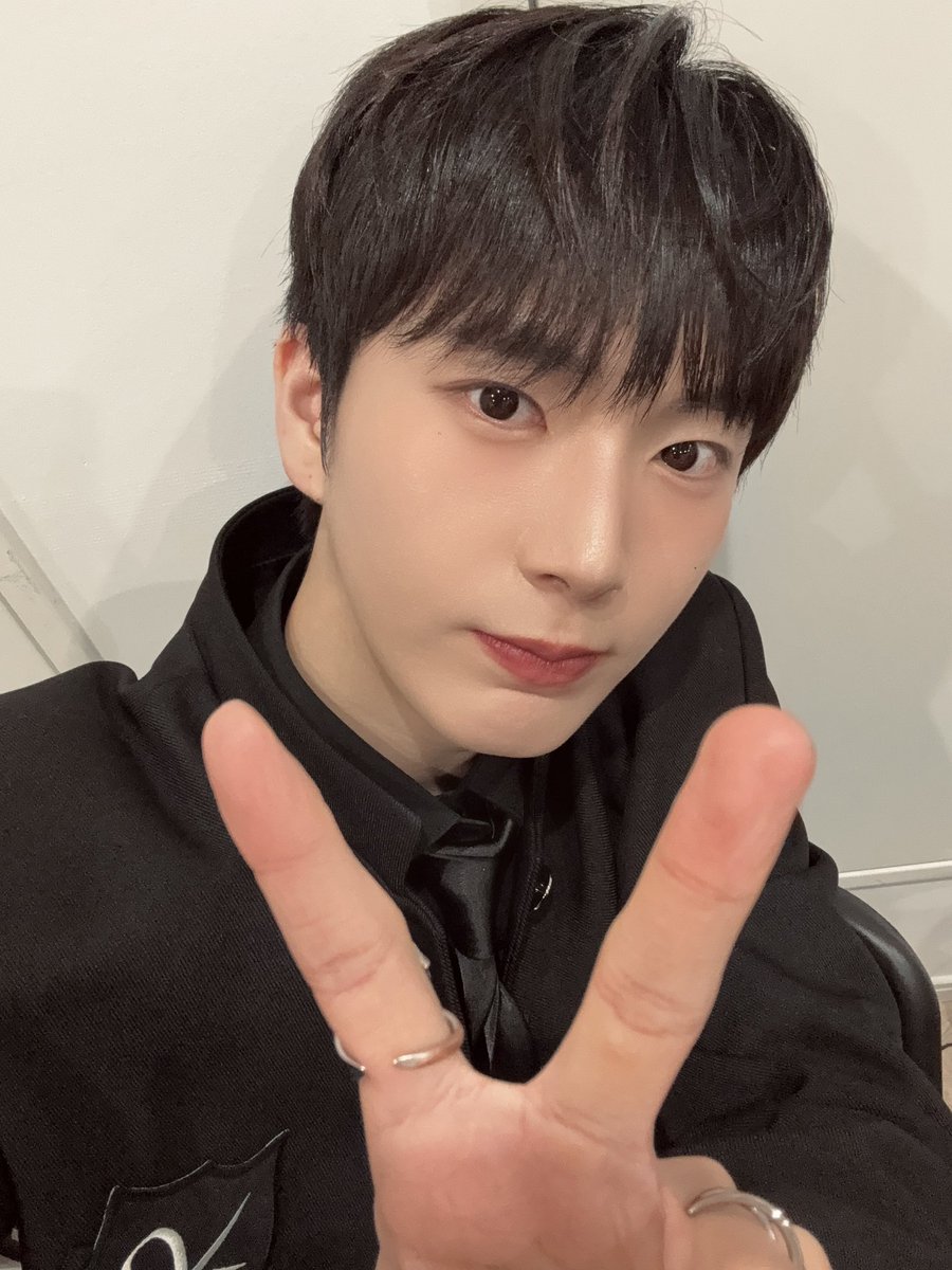 OmegaX_members's tweet photo. [#OX]

도쿄 마지막!! 감사했습니다!! 또 봐요!!

#OMEGA_X #오메가엑스
#케빈 #KEVIN https://t.co/h0HcNenJ4e
