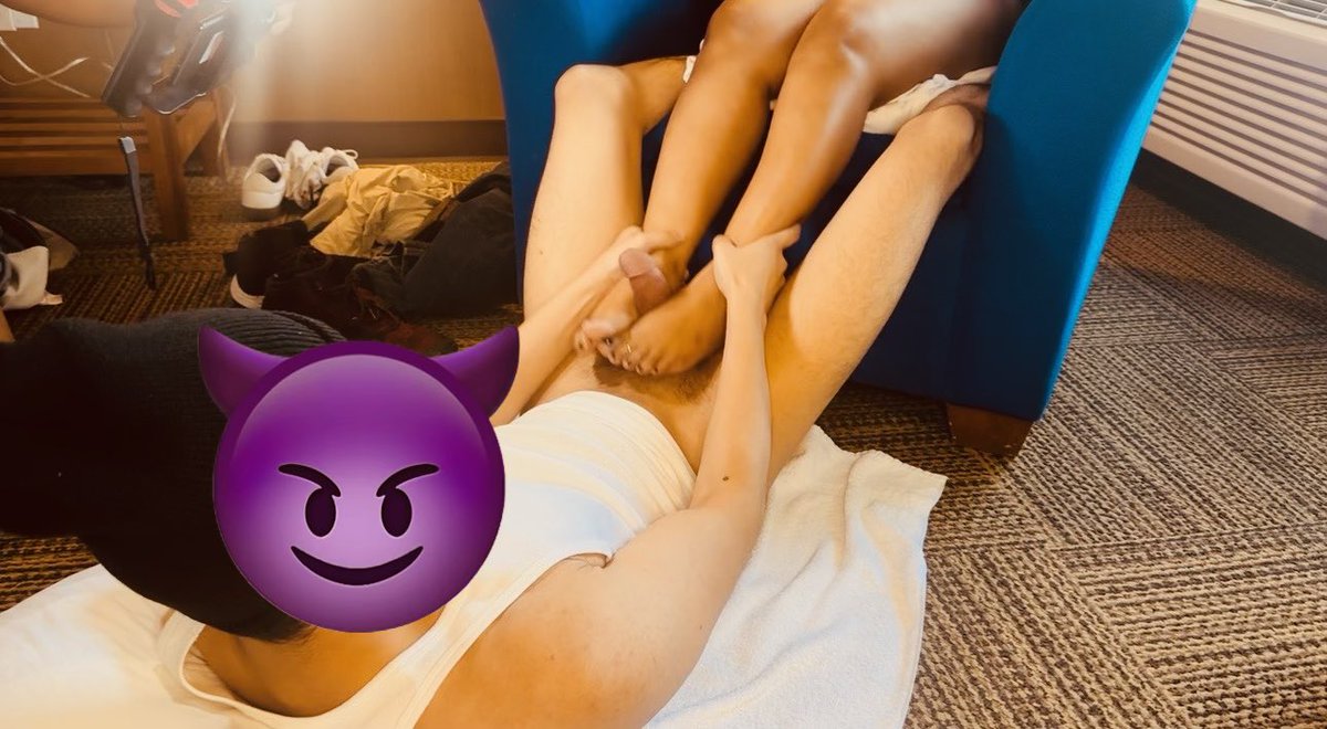 AsianVixen08's tweet photo. Picking up some college horny student 😈🫦🥵
#Footjob  #footworship  #horneycollegestudent https://t.co/ujTozkcYXt