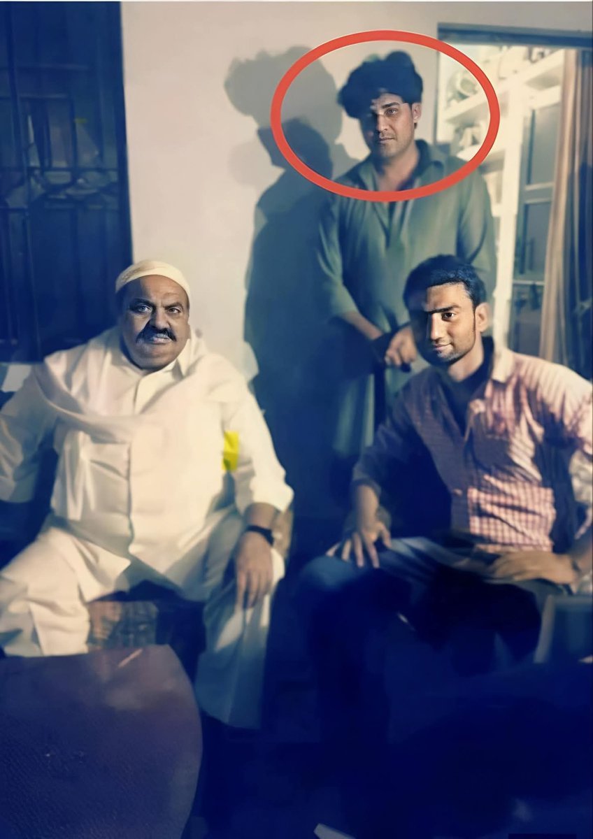 लाल घेरे मे जो आदमी है ये इमरान प्रतापगढी है
महाराष्ट्र से राज्यसभा सांसद है
ये उस आदमी के साथ फोटो खिचा रहा है जिसका सीधा लिंक दाउद से था

जो गजवा ऐ हिंद का सपना लेकर चल रहा था अतिक अहमद।
और वो इसकी मुम्बई से इसकी शूरूआत करने वाला था और पुरे भारत पर गजवा हिंद करके 2047 तक