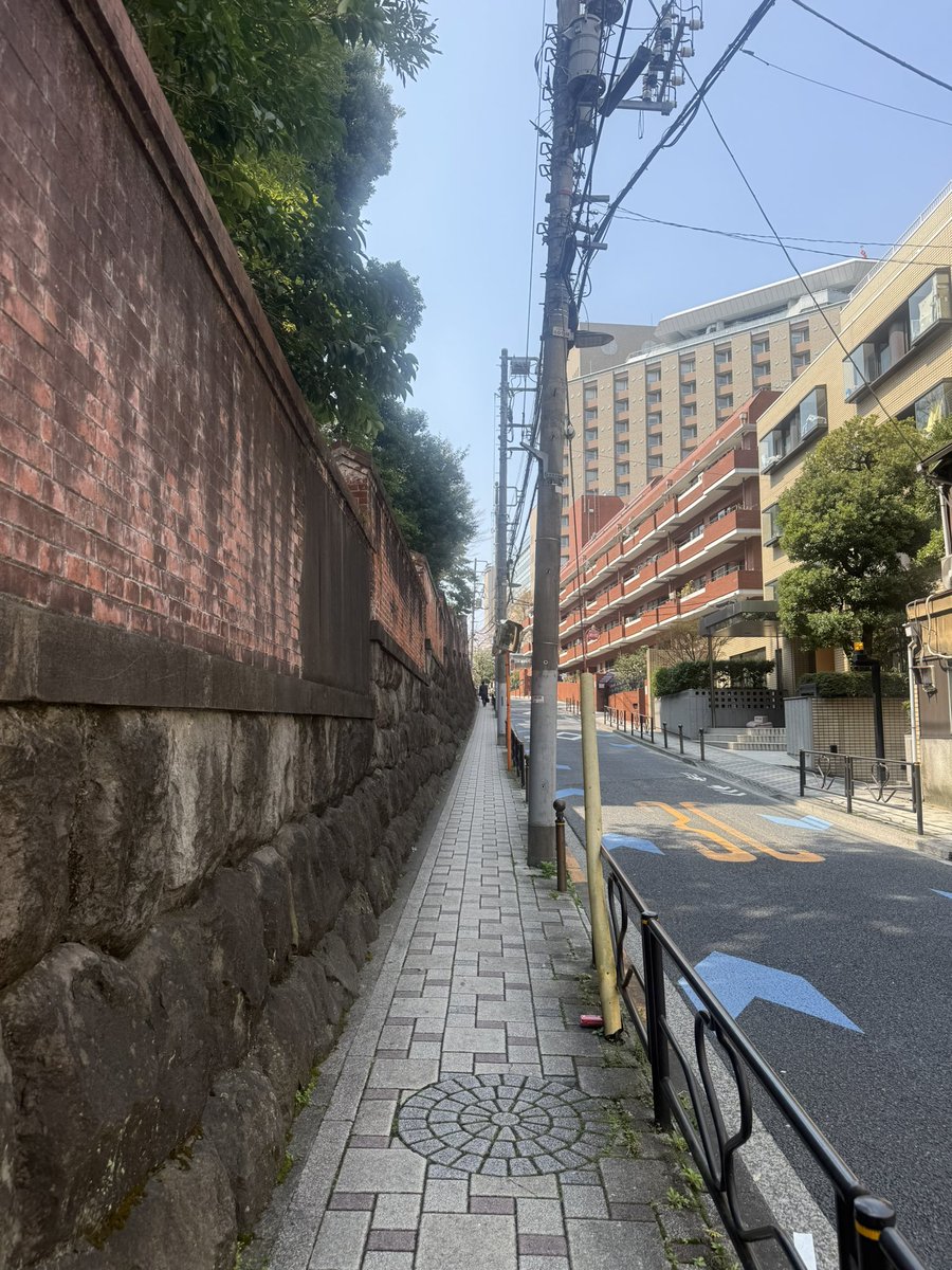 RPI_'s tweet photo. 今日の目的の一つ、無縁坂。さだまさしの無縁坂は、ずっと長崎の坂のことだと思っていた。東京の坂だったとは。東大病院から不忍池の池まで降る坂。旧岩崎邸庭園の壁が良い仕事。行けてよかった。 https://t.co/USdPwcyZrE