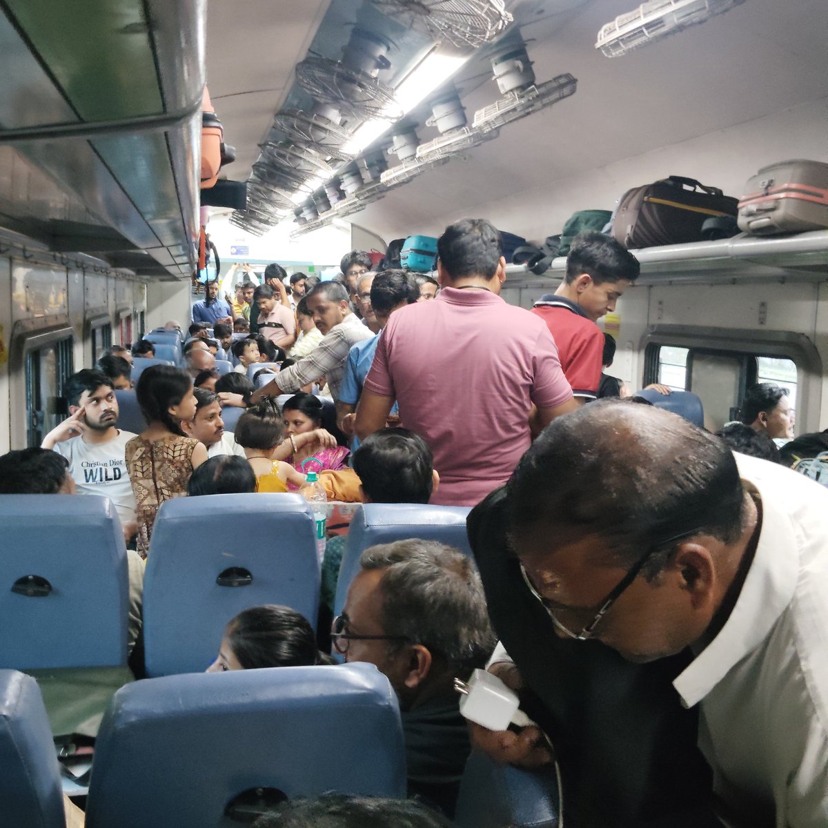 VoiceI42556's tweet photo. @RailMadad @AshwiniVaishnaw @RailMinIndia This is the present condition of the D5 coach of 12279 Taj express from Agra.despite the reservation the coach is filled with unreserved passengers.people are struggling to even reach to their seats..plese do the needfuls. https://t.co/uq8fZOfSVK