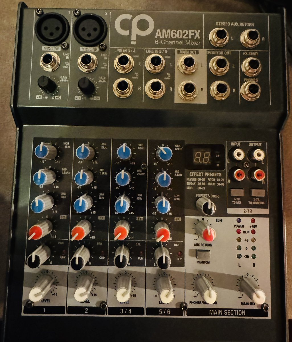 もし、会場のスピーカーを使いたいなら
ミキサーをはさむ？？と

いけるのか？？
このミキサーは、ルーパーあそびするときに、おもちゃ鍵盤の音を入れたくて
使ってる

ライブで使ったことは
一度もない

ミキサーを使う方法は…慣れてなさすぎて
さけたい😭他に方法がなければ…使うかも