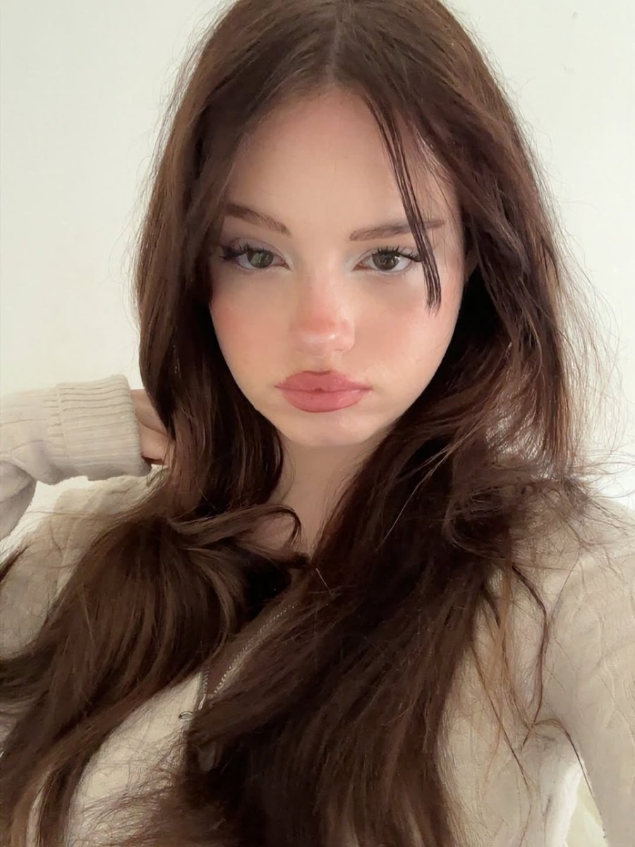 museverie's tweet photo. sunday’s look: girl next door and the doe eyes. 🦌 https://t.co/zADARnoW8H