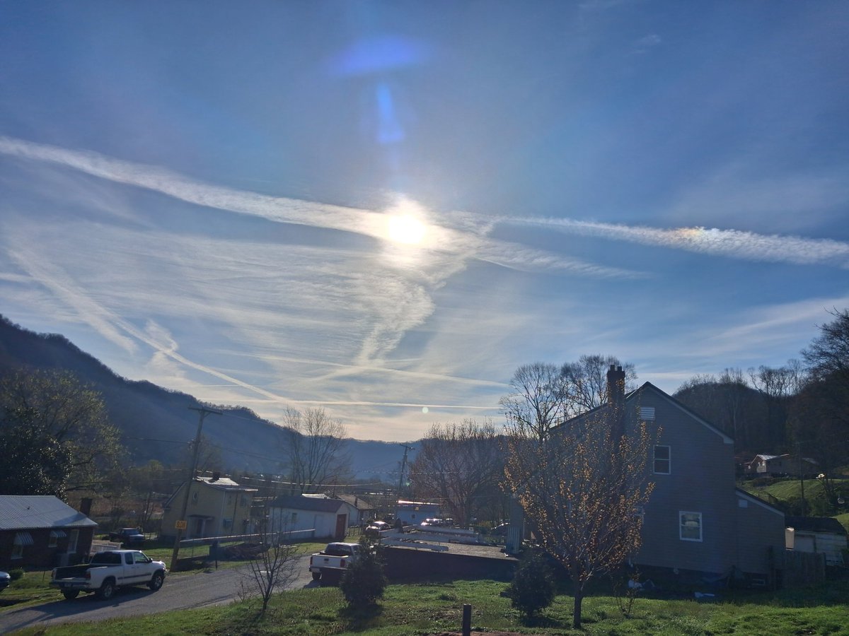WV_Skywatcher's tweet photo. 9:09 a m , they are chemtrailing where the sun is and will be going just like always. #wedonotconsent #blockthesun #poisonsky #geoengineering https://t.co/kmDhEjYp6p