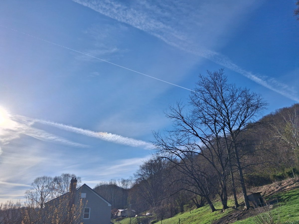 WV_Skywatcher's tweet photo. 9:09 a m , they are chemtrailing where the sun is and will be going just like always. #wedonotconsent #blockthesun #poisonsky #geoengineering https://t.co/kmDhEjYp6p