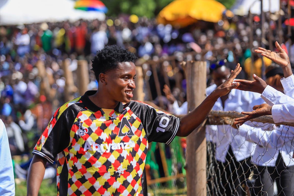 jalleerick82326's tweet photo. #EarlierOn: Allan Okello shares a pleasant moment with home fans!
20'
Lango 0:0 Teso
#FufaDrum https://t.co/lbz4VHxiQB