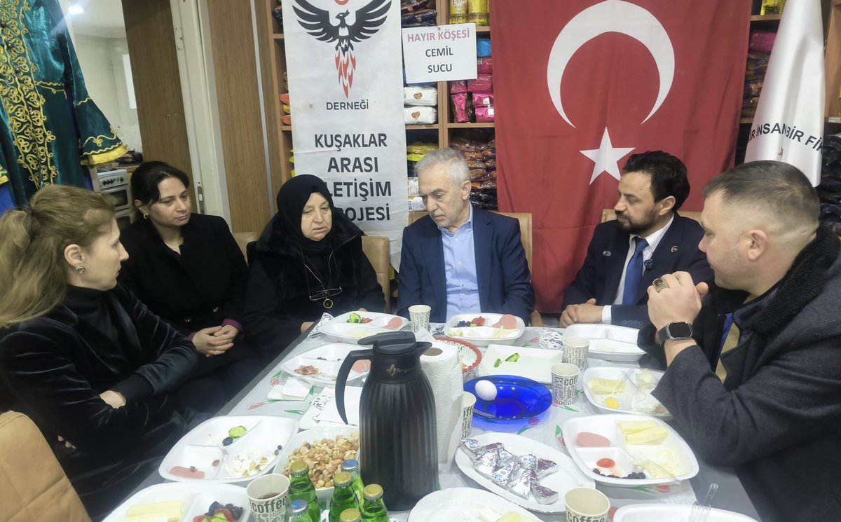 Fazli_Kilic's tweet photo. Üsküdar’da Bir İnsan Bir Fikir Derneğinin başkanı Cemil Sucu beyi ve yönetimini başarılı sosyal - fikri çalışmaları için tebrik ediyoruz. https://t.co/3mz1j1uCAa