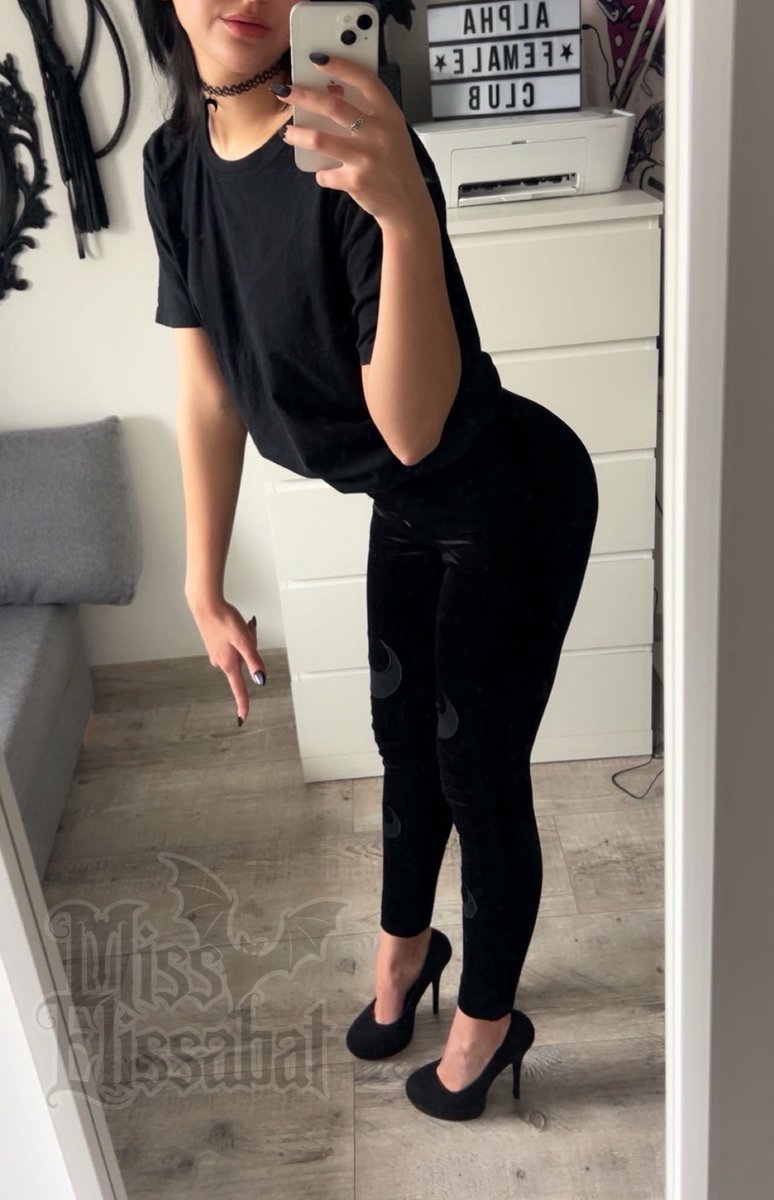 You p(r)ay, I slay ✨🖤

Na kolana i pucować panele! 🧼🫧