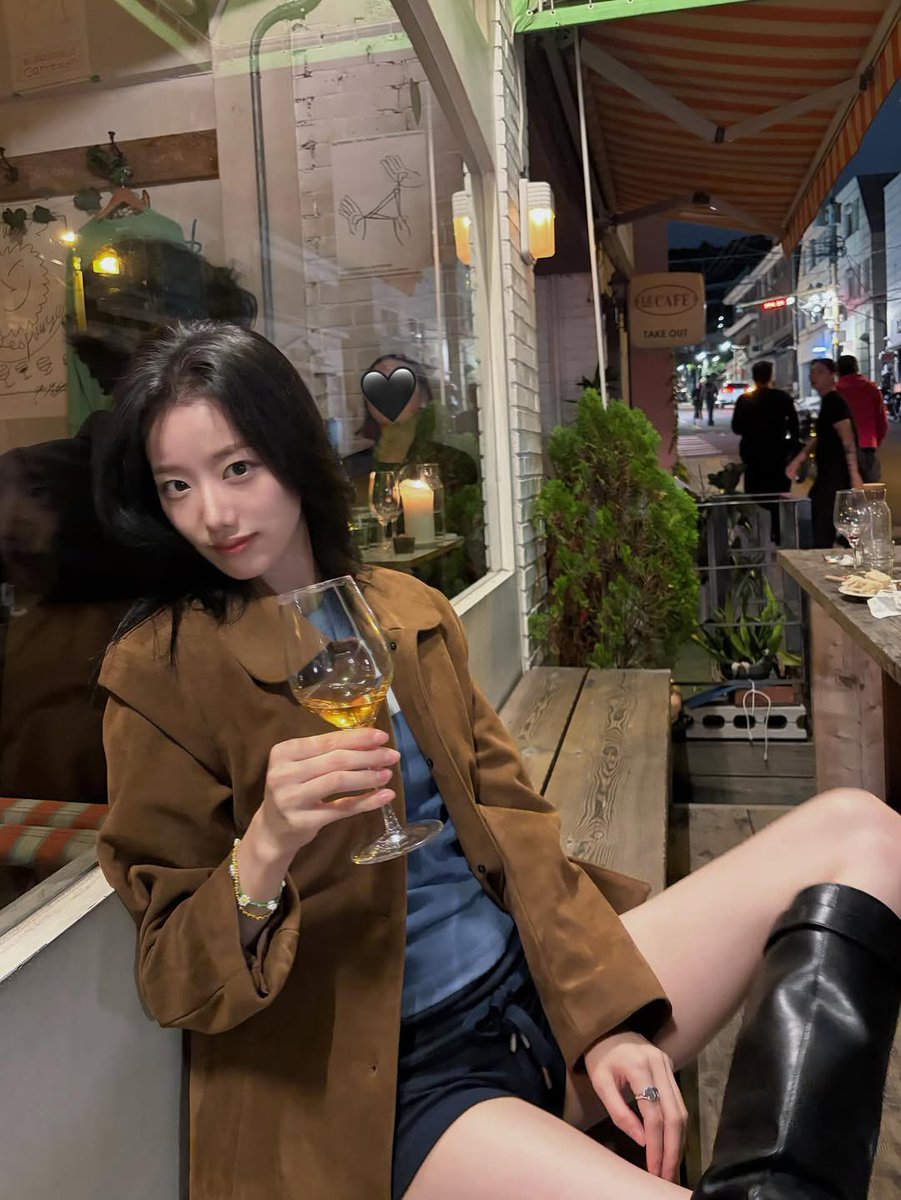 — when the night gets cold, i would be more than happy to lend her my coat and providing her the warmth that she deserves.  🖤