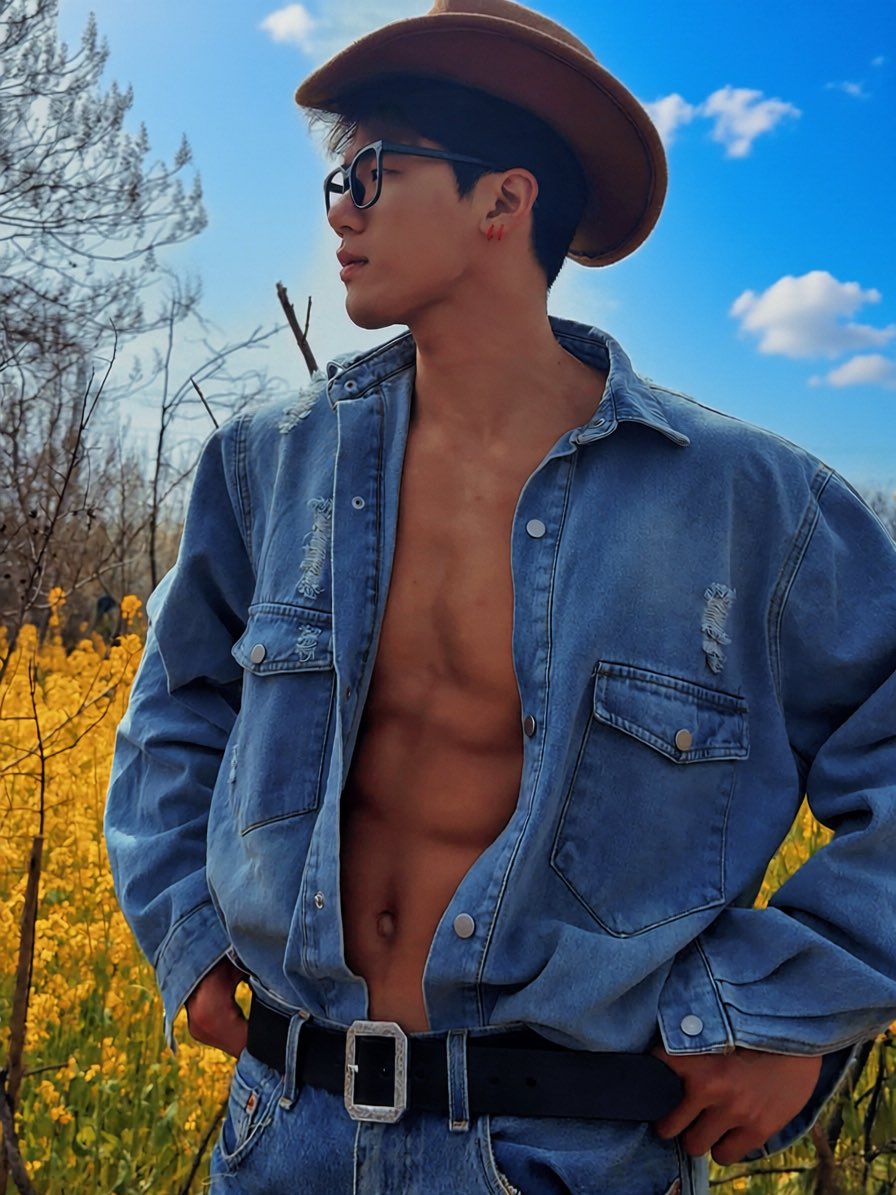 别看我小 tweet media