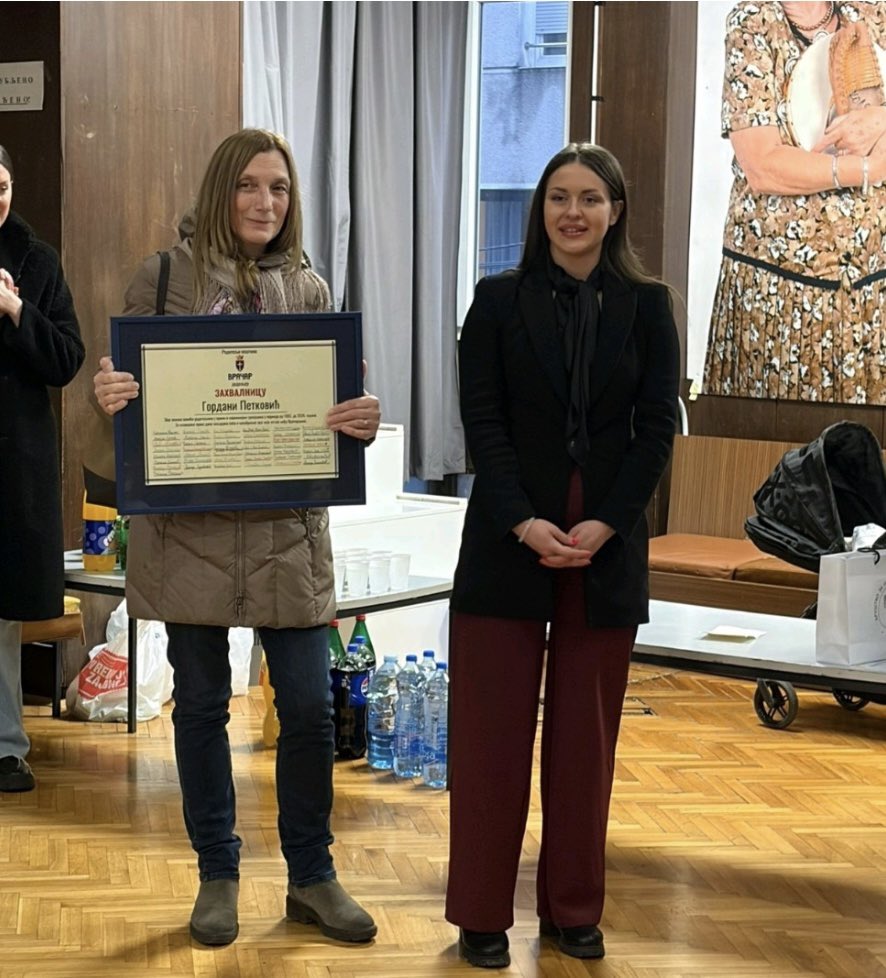 dzuVracara's tweet photo. ⸻

Žena-heroj, patronažna sestra Gordana Petković, ispraćena je u penziju posle više od četiri decenije rada uz veliko hvala od strane Društva za ulepšavanje Vračara i brojnih sugrađana; na inicijativu Jovana Miloševića u KUD “Gradimir” ! https://t.co/kyMfjEj4Vn