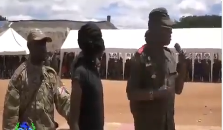VolcansLes's tweet photo. #RDC : le chef d’état-major des @FARDC_Info a présenté deux officiers supérieurs accusés de recrutement pour l’AFC/#M23 dans le Grand #Katanga. Ces arrestations font suite au démantèlement d’une tentative d’insurrection à #Mitwaba.
L’armée promet de poursuivre les enquêtes. https://t.co/oR9C2bYuou