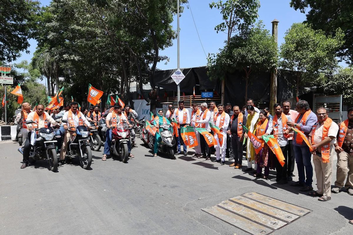 vinod_moradiya's tweet image. આજે ભારતીય જનતા પાર્ટી સુરત મહાનગર યુવા મોરચો વોર્ડ નંબર:-૬ (કતારગામ) દ્વારા આયોજિત રેલીને લીલી ઝંડી આપી જે પ્રસંગે સુરત ઉત્તર વિધાનસભાના ધારાસભ્ય શ્રી કાંતિભાઈ બલર, વોર્ડ પ્રમુખશ્રી, મહામંત્રીશ્રી, કાર્યકર્તાઓ પણ હાજર રહ્યા.

#bjym #bjp4gujarat #vinodmoradiya #mlavinodmoradiya