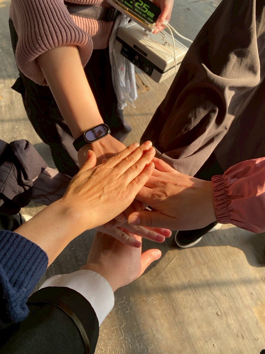 「ペンブラーッ オー！イエー！」
という謎の円陣を組みました。ダサい。

なんとか無事に終わりました。
あたたかいお客さまに恵まれたこと、たいへん嬉しく思います。
香川に来てゲネプロ写真を撮り、受付をし、演劇に関われて、よかった〜！

オー！イエー！(ダサい)
photo by 田中昭全