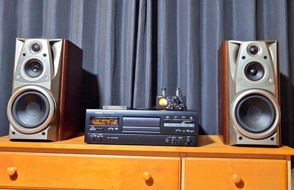 sweetpotatoyuzu's tweet image. こんな簡単なセットでも、それなりにいい音で聴ける。KENWOODのこのスピーカーの音が好きなんだよね。DATのテープが劣化しててノイズがひどいのも味かな🤣

#DAT
#アナログ
#KENWOOD
