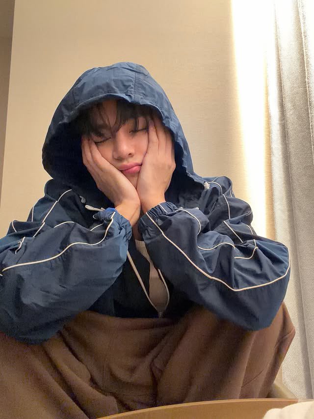 PopTingz's tweet photo. Kim Taehyung looks adorable in new photos https://t.co/3n3gG332sK