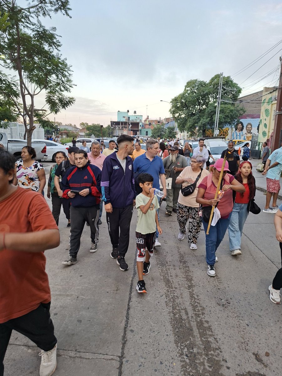 ptpcaba's tweet photo. A 50 años del golpe recordando a los compañeros desaparecidos del barrio padre Carlos Mugica de Retiro se realizo la marcha de antorchas. 
Frente a la violencia de una gobierno que cierra comercios, el acceso a las calles y no deja que los vecinos trabajen cuando el hambre golpea https://t.co/iLasGx1y8x